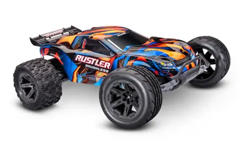 Ein bunter Traxxas Rustler stadium truck mit schwarzem Heckspoiler und großen Reifen, bereit für jedes Abenteuer.