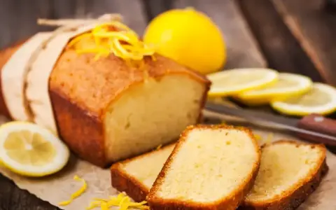 Babka piaskowa przepis babci: puszysty, cytrynowy keks z kandyzowaną skórką, podany z plasterkami cytryny.