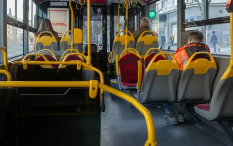 Jak sprawdzić rozkład jazdy autobusów w Warszawie? Podróżuj bez stresu!