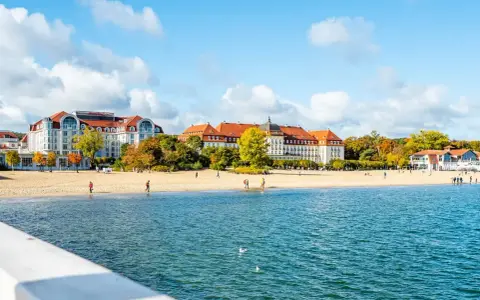 Piękne miasto na weekend w Polsce: Sopot z plażą i hotelami nad morzem.