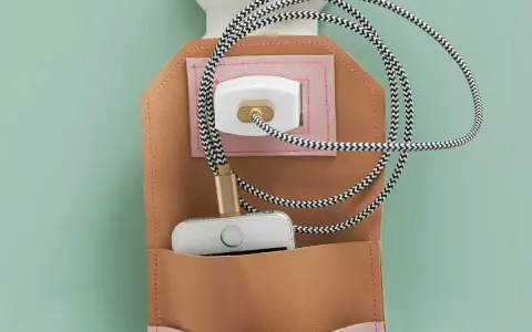 Patron couture pour coudre une pochette en cuir et tissu pour téléphone portable, avec câble et prise.