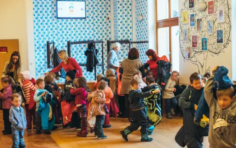 Dzieci w przedszkolu, czas na zabawę! Zastanawiasz się, kiedy zapisać dziecko do przedszkola? Tu jest wesoło i kolorowo.
