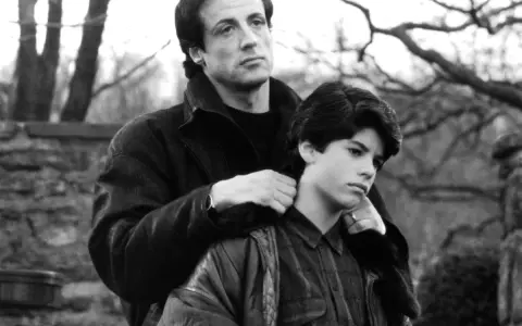 Sylvester Stallone con uno dei suoi figli, un momento di riflessione tra padre e figlio.