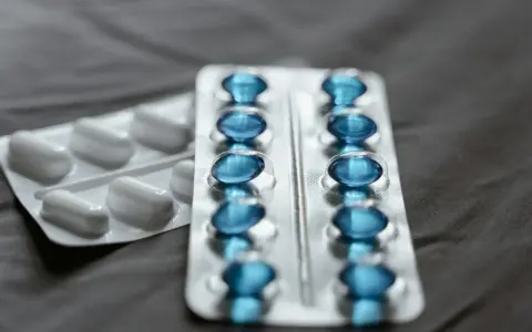 Dwa opakowania leków: jedno z białymi kapsułkami, drugie z niebieskimi. Czy to pragiola co to za lek?