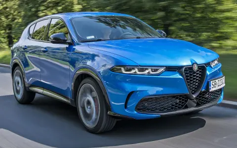 Niebieskie Alfa Romeo Tonale w ruchu. Sprawdź aktualną alfa romeo tonale cena i wybierz swój wymarzony SUV.