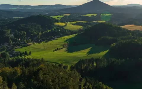 Malownicze krajobrazy Czech na weekend: zielone pola, lasy i góry w słońcu. Idealne miejsce na odpoczynek.