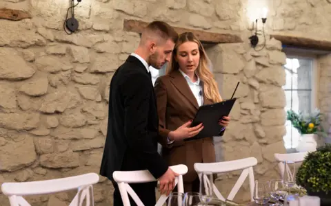 Para jak zakończyć wesele z klasą, omawia rozliczenia i pożegnanie gości.