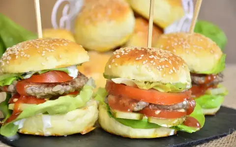 Mini burgery przepis na imprezę. Soczyste kotlety, świeże warzywa i puszne bułeczki. Idealne na każdą okazję!