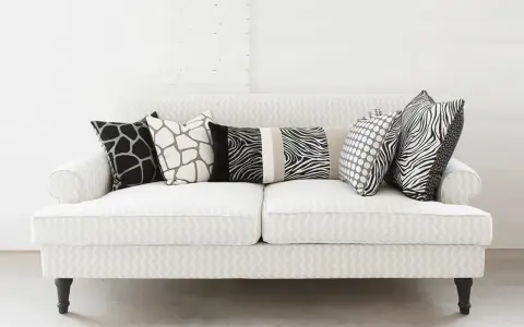 Ecco come mettere i cuscini sul divano: un mix di fantasie animalier e pois per un tocco selvaggio e moderno.
