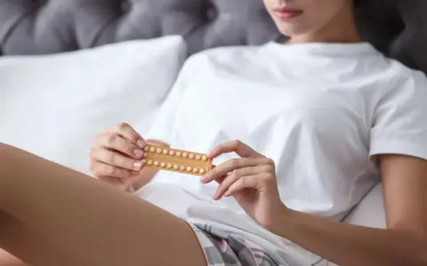 Frau hält Pillenpackung. Wann wirkt die Pille? Fragen zur Verhütung.