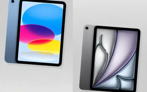 Zwei iPads nebeneinander: eines in Blau mit bunter Anzeige, das andere in Grau mit abstrakter Anzeige.