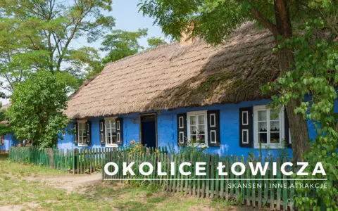 Niebieski dom z strzechą i zielonym płotem w skansenie.