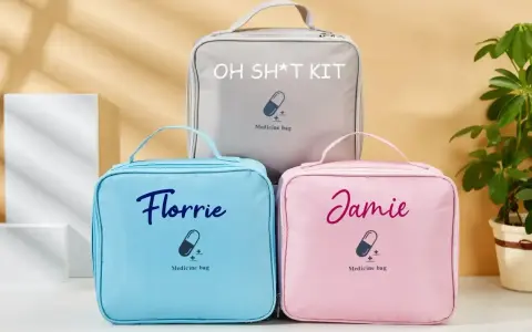 Trzy kosmetyczki: szara z napisem "OH SH*T KIT", niebieska "Florrie" i różowa "Jamie". Idealne, by wiedzieć, co zabrać na wesele, gdyby coś poszło nie tak.
