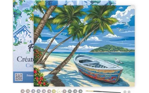 Une peinture par numéros d'une barque en plastique colorée échouée sur une plage tropicale, sous des palmiers, avec une île en arrière-plan.