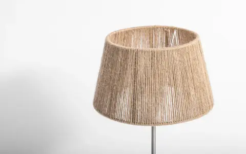 Abat-jour conique en tissu de corde naturelle, style bohème.