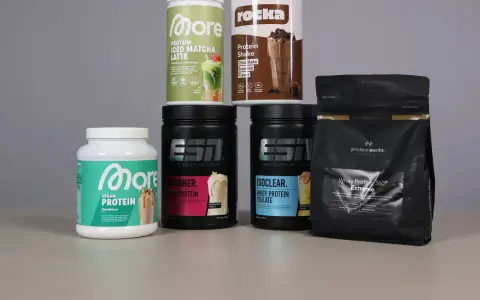 Verschiedene Proteinshakes, darunter ein "Whey Protein" von ESN und ein "Whey Protein 360° Extreme" von Protein Works.