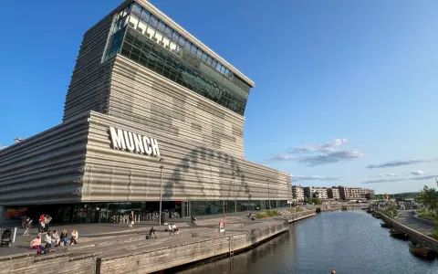 Nowoczesne muzeum narodowe Oslo, Munch, lśni w słońcu nad wodą.