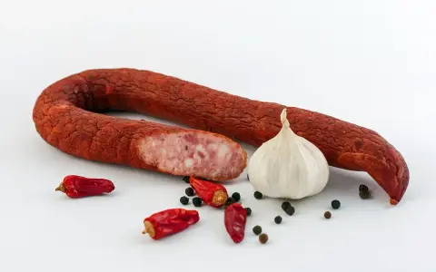 Wędzona kiełbasa, czosnek, papryczki chili i pieprz. Idealne składniki do peklowania na mokro, by uzyskać wyrazisty smak.