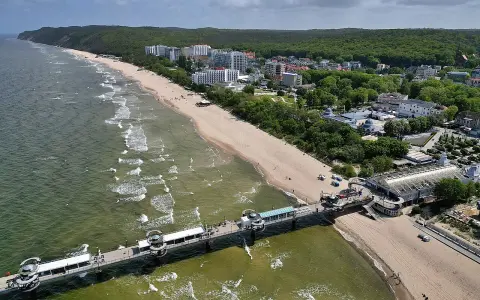 Miejscowości nad Bałtykiem na Pomorzu Zachodnim: plaża, molo, hotele i las.