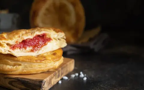 Pasticciotto leccese, un dolce tipico da provare assolutamente a Lecce, con pasta frolla e crema pasticcera.