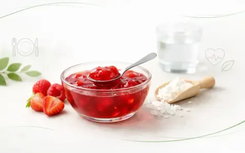 Miseczka z owocowym kisielem, łyżeczka, maliny, truskawki i skrobia. Zastanawiasz się nad kisiel kcal?