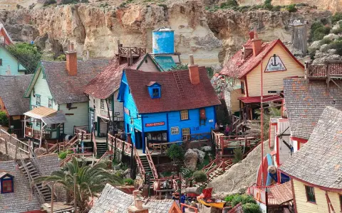 Pueblo de pescadores en Malta con casas coloridas y escaleras de madera. Un lugar ideal para visitar con niños.