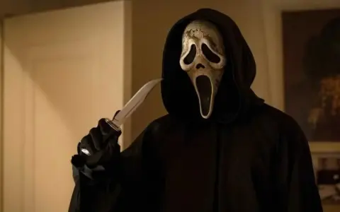Ghostface, icona dei film horror, brandisce un coltello, pronto a terrorizzare.