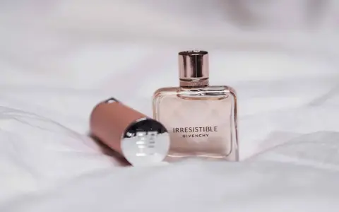 Jak przewieźć perfumy w samolocie? Uniknij konfiskaty!