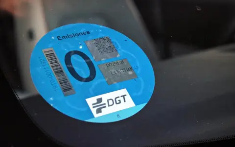 Etiqueta eco DGT en parabrisas. Vehículo eléctrico, listo para circular por la zona azul de Barcelona.