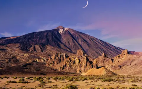 Majestatyczny Teide, którego **wysokość** zapiera dech, góruje nad księżycowym krajobrazem Tenery.