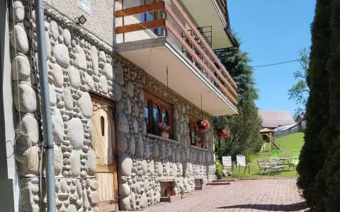 Kamienny pensjonat Janina Rzepka. Sprawdź cennik i zarezerwuj pobyt w malowniczej okolicy.