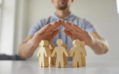 Mani protettive sovrastano figure stilizzate, un simbolo di cura e attenzione, come nel **galateo** moderno.