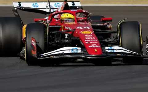 Coche de Fórmula 1 rojo de Ferrari en acción, listo para el Gran Premio de China.