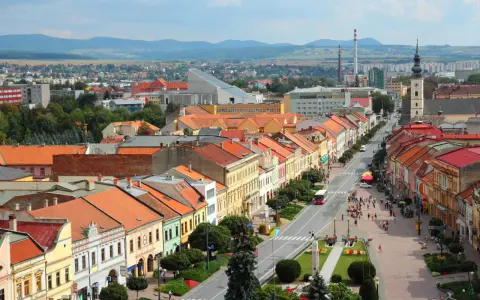 Widok na kolorowe kamienice wzdłuż ulicy, typowe dla największych miast Słowacji. W tle góry i zabudowania.