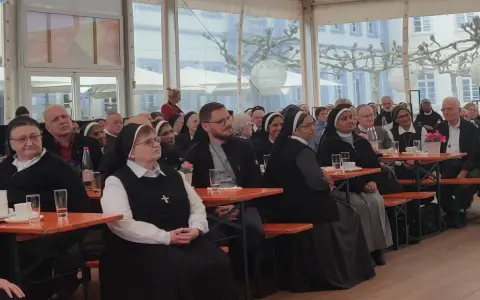 Versammlung von Ordensschwestern und Geistlichen, die auf einer Liste katholischer Orden stehen könnten.