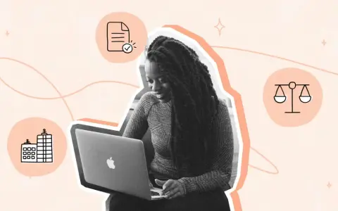 Mujer trabajando en laptop, rodeada de iconos que representan los pasos para crear una empresa: edificio, documento con visto bueno y balanza.