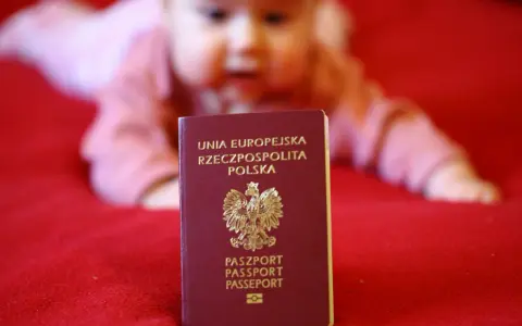 Polski paszport dla dziecka, ważny dokument na podróże. Dowiedz się, ile kosztuje wyrobienie paszportu dla dziecka.