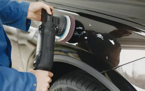 Lakierowanie samochodu sprayem: Poradnik DIY na rysy i odpryski