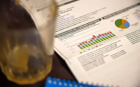 Factura de luz con gráficos de consumo eléctrico. Parece un documento que detalla qué es una SCP, su consumo y costes.