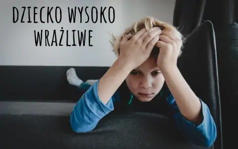 Chłopiec z rękami na głowie, wyrażający smutek. Napis "DZIECKO WYSOKO WRAŻLIWE" sugeruje, że może to być wyraz jego emocji.