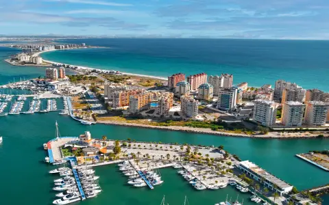 Widok na la Manga, Hiszpania: luksusowe apartamenty i pełen jachtów port nad turkusowym morzem.