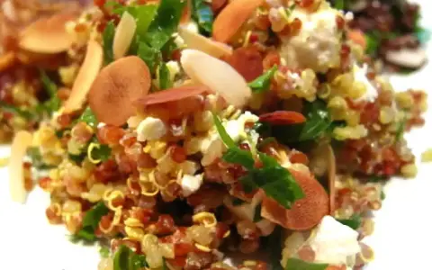 Salade de quinoa colorée avec des amandes effilées et du fromage feta. Une idée pour la meilleure recette salade quinoa.