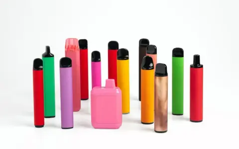 Un surtido de vapers desechables de colores vibrantes. La pregunta sobre cual es el vaper mas sano queda abierta ante esta variedad.