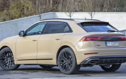 Beżowe Audi Q8 RS z czarnymi felgami. Sprawdź aktualną audi q8 cena i konfigurację tego luksusowego SUV-a.