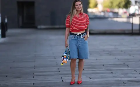 Spodnie cropped co to znaczy i jak je stylizować w modzie