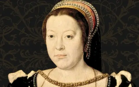 Portrait de Catherine de Médicis jeune, parée d'une coiffe ornée de perles et d'un collier précieux, sur fond ornemental sombre.