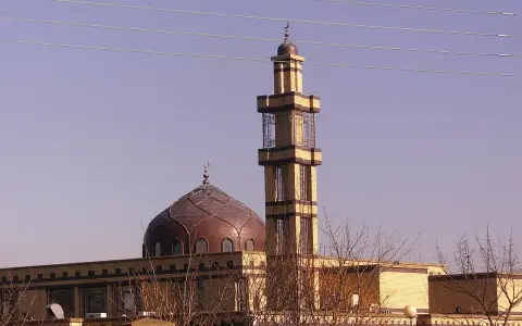 Moschee mit Kuppel und Minarett, ein Ort der Ruhe, wie sure 2 vers 216 lehrt.