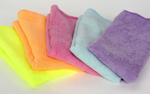 Bunte Mikrofasertücher, die sich perfekt zum Reinigen eignen. Was ist Mikrofasertuch? Feine Fasern, die Schmutz und Staub binden.