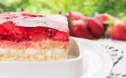 Biszkopt z galaretką: Stabilne kremy, triki i koniec z rozmoknięciem!