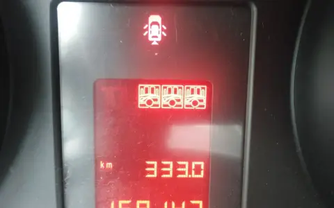Kontrolki w Oplu: otwarte drzwi, 3x wskaźnik paliwa, dystans 333 km, przebieg 159147 km.